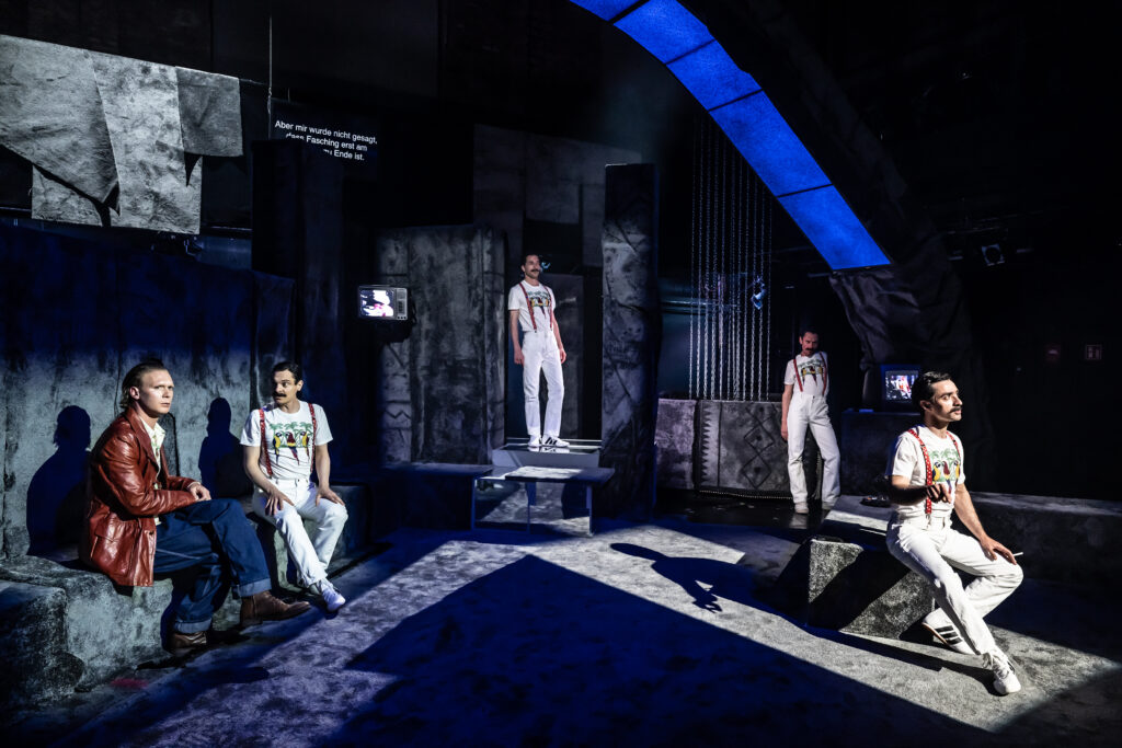 Niklas Mitteregger, Vincent Glander, Thomas Hauser, Max Mayer und Pujan Sadri in "Mercury".