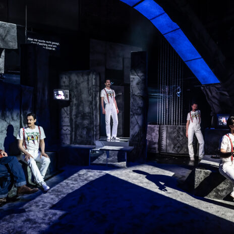 Niklas Mitteregger, Vincent Glander, Thomas Hauser, Max Mayer und Pujan Sadri in "Mercury".