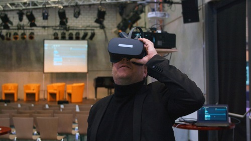 André Bücker, Intendant des Staatstheaters Augsburg mit der Virtual-Reality-Brille