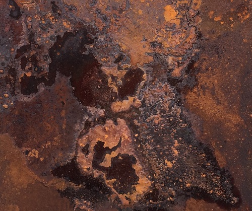 Detailansicht des Kunstwerks, das Martin Widl mit Rostoxidation auf Stahlblech kreierte